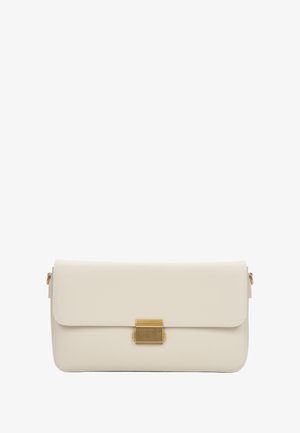 Cremfarbene Lederhandtasche in rechteckiger Form, mit magnetischem Klappenverschluss und goldfarbenen Hardware-Details an der Vorderseite.