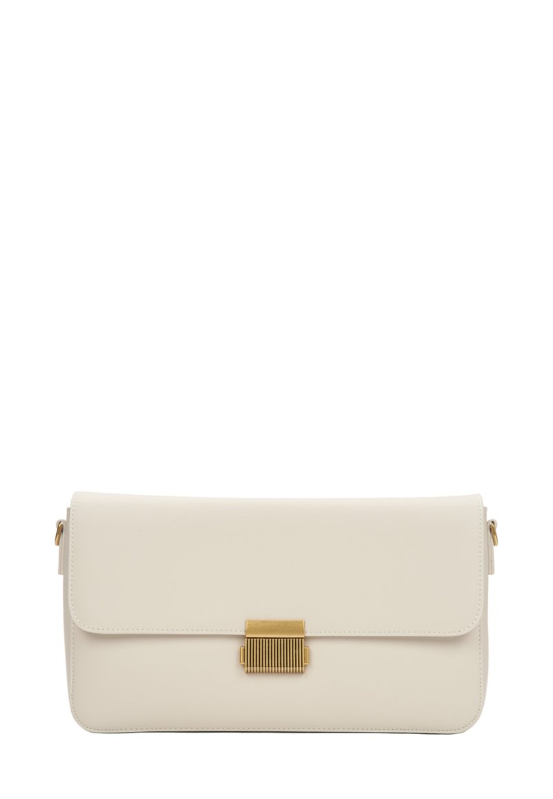 Krémová kožená kabelka obdélníkového tvaru, s magnetickým zapínáním na klopu a detaily zlatavého kovu na přední straně.
