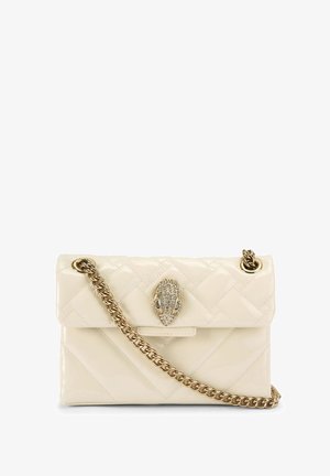 Borsa trapuntata in vernice color crema con tracolla a catena dorata e chiusura a forma di testa di serpente gioiello sulla patta frontale.