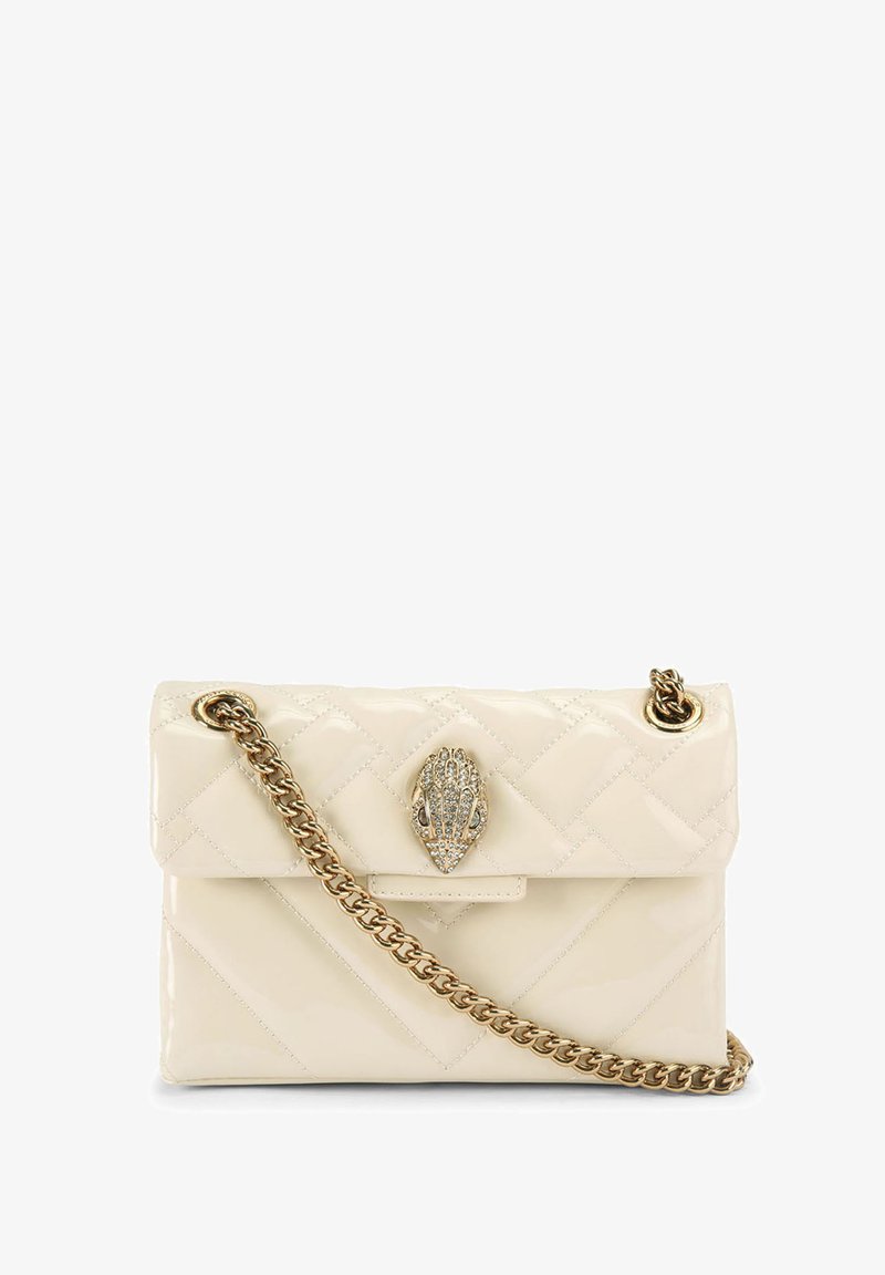 Crèmekleurige gewatteerde handtas van lakleer met gouden kettenschouderband en sierlijke slangenkopsluiting op de voorklep.