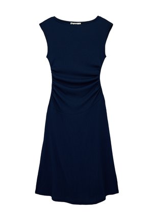 Granatowa sukienka bez rękawów z dekoltem w łódkę, marszczonymi bokami w talii i rozkloszowanym dołem.