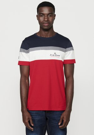 Raudona, tamsiai mėlyna, balta ir pilka dryžuota marškinėlis; trumpomis rankovėmis, apvaliu kaklu; su "Rugged Denim" logotipu ant krūtinės. Pagaminta iš medvilnės, standartinė danga.