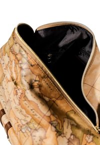 Bolso marrón con un estampado de mapa mundi vintage, cierre dorado y forro interior negro. Cuenta con un asa única de cuero marrón.