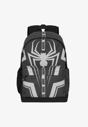 Sac à dos noir et gris avec un grand motif d'araignée blanche et le texte "Marvel", fabriqué en tissu texturé, avec des poches latérales et des bretelles réglables.