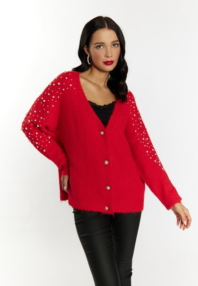 Cardigan rosso lavorato a maglia con scollo a V profondo, impreziosito da dettagli in perle sulle maniche, dotato di chiusura con bottoni e con una vestibilità morbida.