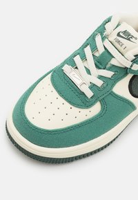 Nike Sportswear FORCE 1 EASYON UNISEX - Tenisice - coconut milk/vintage green/bicoastal/dark brown