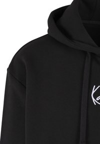 Čierna mikina s kapucňou vyrobená z mäkkej bavlny, s nastaviteľnou kapucňou, rebrovými manžetami a bielym vyšitým logom na hrudi.