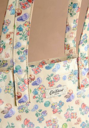 Blumige Baumwolltasche in Creme, mit einem mehrfarbigen Muster aus Blumen und Muscheln. Enthält ein gesticktes Etikett mit "Cath Kidston"-Branding.