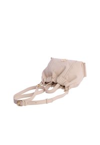 Bolso de cuero sintético beige con diseño de parte superior fruncida, correa ajustable, herrajes dorados y textura acolchada.