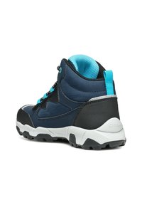 Niebiesko-czarne wysokie buty trekkingowe z teksturowanej tkaniny, gumową podeszwą i turkusowymi akcentami. Posiadają wyściełany kołnierz i sznurówki.