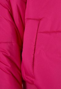 Fuksia puffer-jakke med en jevn tekstur, med en sydd design og en sidelomme. Ribbestrikkede mansjetter og nederkant fullfører utseendet.