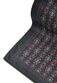 Czarny szalik w wzory z motywami kwiatowymi w kolorach czerwonym i białym, wykończony geometrycznym wzorem. Wykonany z lekkiego materiału.
