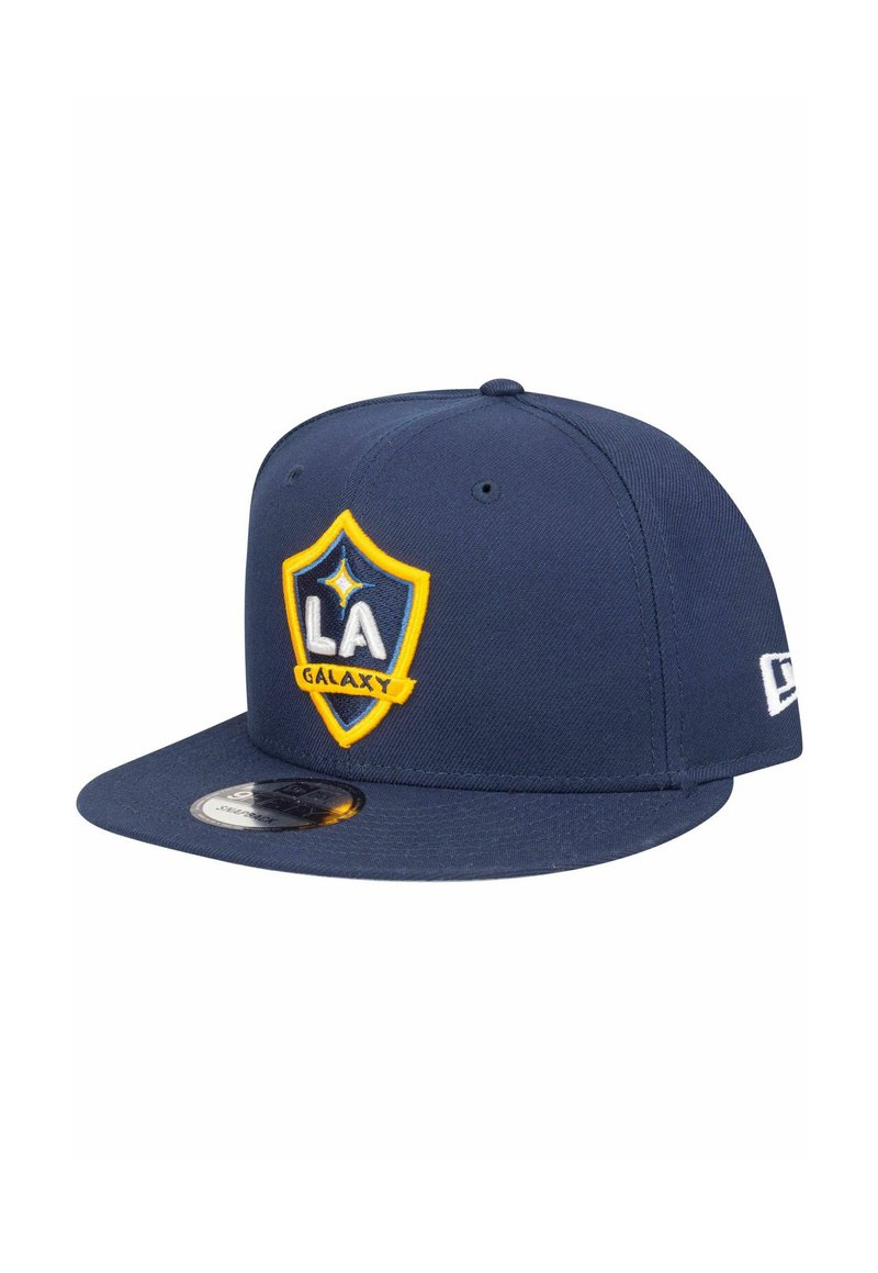 Die dunkelblaue Baseballmütze verfügt über ein gelbes und blaues LA Galaxy-Logo mit einem Wappen-Design. Sie besteht aus Stoff, hat einen flachen Schirm und eine verstellbare Passform.