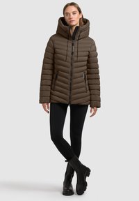 Bruin pufferjack met een capuchon, voorzien van horizontale stiksels, ritszakken, een voorrits en verstelbare trekkoorden bij de hals.