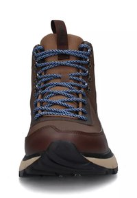 Stivali da trekking marroni con pannelli testurizzati, lacci blu e punta arrotondata. Suola in gomma e occhielli rinforzati per una maggiore durabilità.