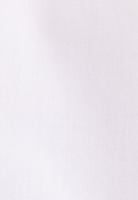 Texture de tissu blanc uni avec un motif de tissage subtil, éclairage uniforme, montrant des fils fins et de légères ombres.