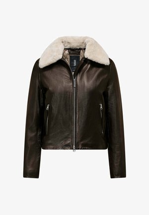 Brązowa skórzana kurtka z puszystym kremowym kołnierzem, z zamkiem z przodu oraz dwoma bocznymi kieszeniami na zamek. Gładka tekstura i nowoczesny krój.