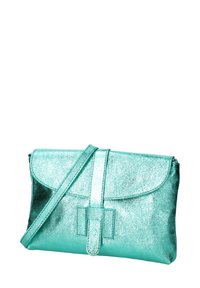 Metalen turquoise clutch met een klep, uitgerust met een rechte schouderband en een knoopaccent. Glad textuur met een glanzende afwerking.