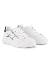 Λευκά δερμάτινα αθλητικά παπούτσια με μαύρη λεπτομέρεια στη φτέρνα, σχέδιο με κορδόνια, πλαϊνό φερμουάρ και τυπωμένη λεπτομέρεια υπογραφής στο πλάι.