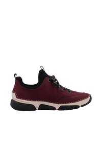 Baskets en daim bourgogne avec des accents noirs, bout arrondi, design à lacets, et semelle beige avec des détails texturés et des bords cousus.