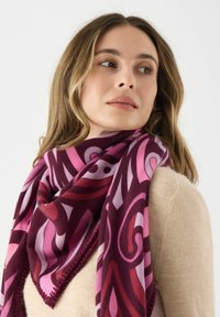 Foulard quadrato in bordeaux con motivi astratti rosa. Tessuto morbido con una consistenza liscia. Bordo finito con una cucitura delicata.