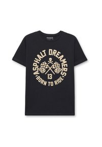 Camiseta de algodón negra con una gran impresión desgastada en beige que presenta una calavera y banderas a cuadros cruzadas, etiquetada como "ASPHALT DREAMERS" y "BORN TO RIDE."