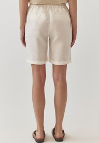 TATUUM MIRIAKO - Shorts - white