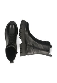 Stivaletti alla caviglia in pelle nera con suola spessa, lacci frontali e zip laterale per una facile calzata. Texture liscia con finitura opaca.