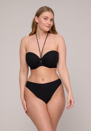 Zwarte bikini set met een strapless top met geplooide textuur en gouden accent, gecombineerd met high-waisted broekjes, met een textuur door het hele materiaal.