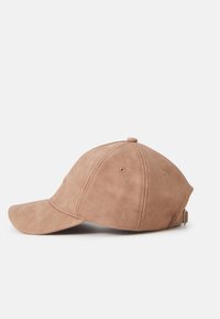 Căciulă de baseball din material de nubuck moale, culoare bej deschis, cu vizieră curbată, design cu cinci panouri și găuri de ventilație, curea ajustabilă la spate.