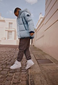 Baker by Ted Baker REGULAR FIT - SHOWER RESISTANT PADDED  - Chaqueta de invierno - light blue