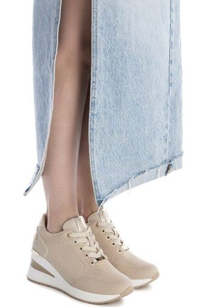 XTI, ZAPATILLA DE MUJER CON CUÑA  - BEIGE - Zapatillas - marron