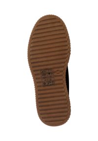 Gummisohle mit einer braunen, strukturierten Unterseite, die horizontale Rillen aufweist sowie ein Etikett mit Pflegesymbolen und Größeninformationen.