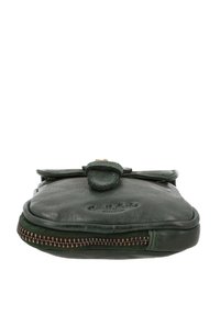 Bolsita de cuero verde con forma redondeada, cierre con cremallera y una solapa con un lazo de cuero. Textura suave con un branding mínimo.