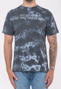 Paradiso Clothing DIVISION LOVE WILL TEAR US APART DIP DYE - Print T-shirt - black