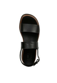 Zwarte leren sandaal met twee brede banden, een gevoerde voetbed en een achterste enkelband met een metalen gesp. Gladde textuur en platte zool.