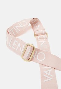 Valentino Bags SHOULDER - Citi aksesuāri - cipria/bianco