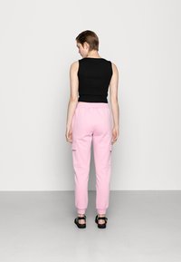 Urban Classics Hlačami s stranskimi žepi - pink