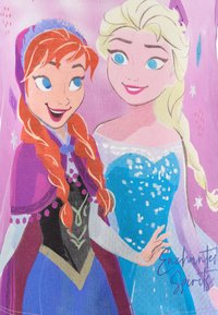 T-shirt grafico con i personaggi Anna ed Elsa. Sfondo rosa, design colorati con accenti blu e viola, e espressioni giocose.