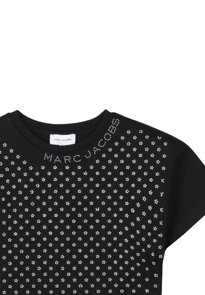 Zwarte T-shirt met korte mouwen versierd met verspreide witte en gele bloemaccenten, met daarboven in rhinestones "MARC JACOBS" gedrukt.