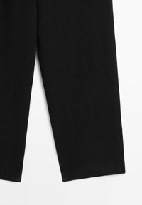 Pantaloni neri a gamba dritta con orlo semplice, mostrati dalla metà della coscia fino alla caviglia su sfondo bianco.