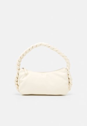 Kleine off-white handtas met een gevlochten handvat en bovenritssluiting, getoond op een effen lichte achtergrond.