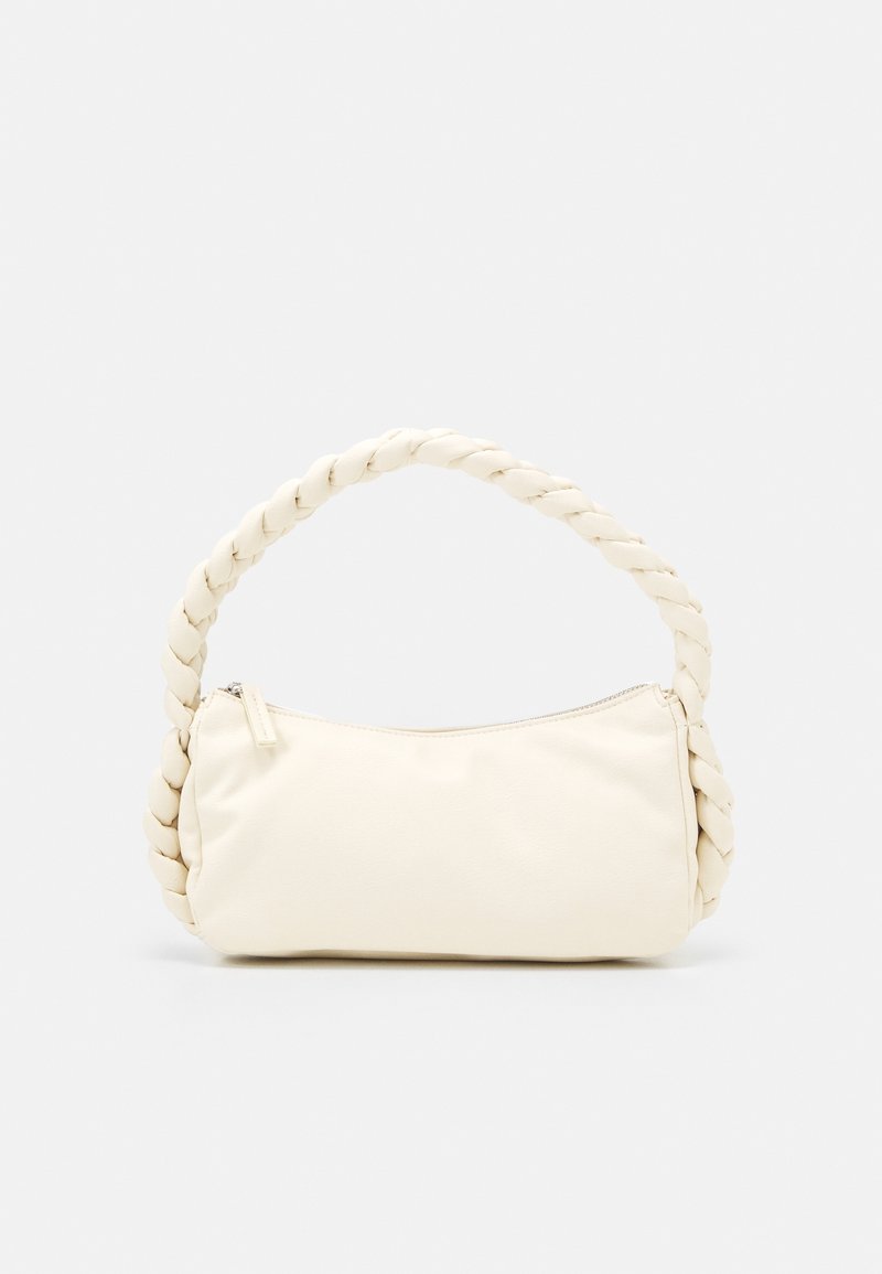 Petit sac à main écru avec une poignée tressée et une fermeture éclair sur le dessus, présenté sur un fond clair uni.