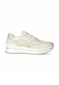 Sneaker in beige chiaro con dettagli metallici e design perforato. Presentano una suola intermedia bianca spessa e chiusura con lacci.