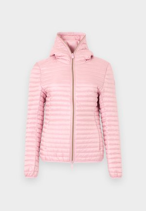 Jachetă matlasată roz deschis, cu glugă, mâneci lungi și închidere frontală cu fermoar pe un fundal simplu, de culoare deschisă.