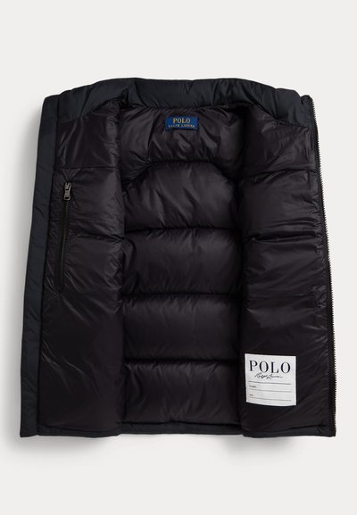 Černá prošívaná bunda s kapsou na zip na levé straně a štítky Polo Ralph Lauren uvnitř límce a v dolním pravém panelu.