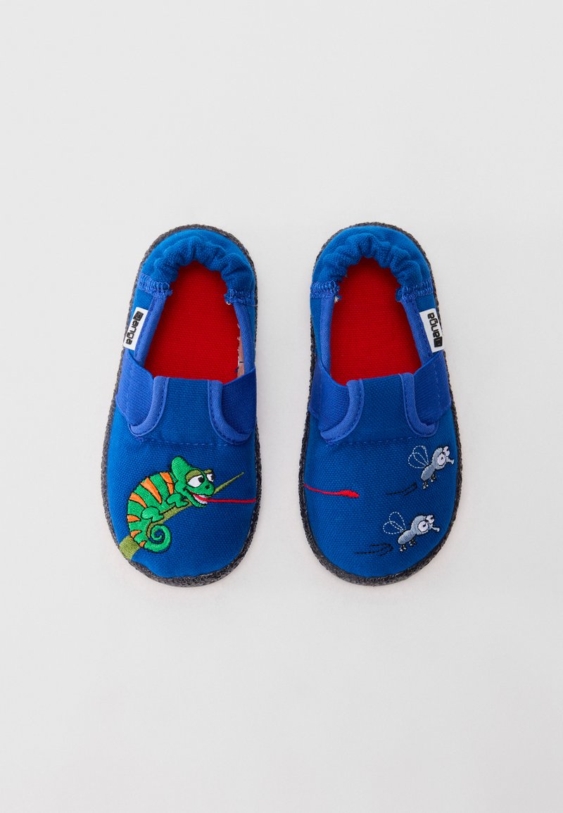 Blå barnslippers med en grön kameleont på ena och två grå flugor på den andra, kopplade av en röd tunga-design.