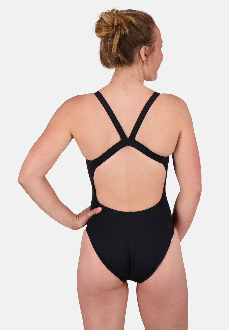 Maillot de bain noir à une pièce avec un dos en U, des bretelles croisées et une coupe ajustée, fabriqué en tissu lisse et extensible.