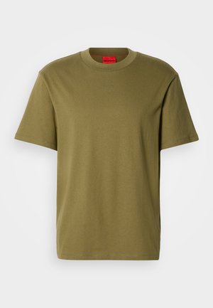 Tricou din bumbac verde măsliniu, decolteu rotund, mâneci scurte, logo "HUGO" în relief pe piept, textură netedă, croială normală. Etichetă interioară roșie.