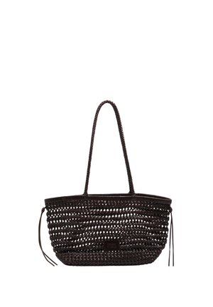 Ciemnobrązowa pleciona torba na ramię z długimi plecionymi uchwytami i bocznymi detalami z troczkami, prostokątną podstawą i otwartym wierzchem.